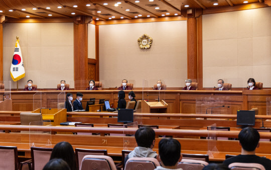 유남석 헌법재판소장과 헌법재판관들이 24일 오후 서울 종로구 헌법재판소 대심판정에서 열린 11월 선고에 입장해 심판을 시작하고 있다. 이날 헌재는 '지방의원 후원 금지' 정치자금법 헌법소원과 '아동 성범죄 전과자 임용 제한' 국가공무원법 헌법소원에 대해 선고를 할 예정이다. [연합뉴스]